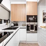 Luxury Cozy 2 Bed House Hot Tub Family Friendly Business Traveler Family Of 4 - 6 With Parking Close To Birmingham City Centre , M6 , Aston Univerity , Great Barr Birmingham