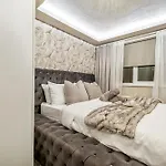 Luxury Cozy 2 Bed House Hot Tub Family Friendly Business Traveler Family Of 4 - 6 With Parking Close To Birmingham City Centre , M6 , Aston Univerity , Great Barr Birmingham