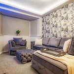 Luxury Cozy 2 Bed House Hot Tub Family Friendly Business Traveler Family Of 4 - 6 With Parking Close To Birmingham City Centre , M6 , Aston Univerity , Great Barr Birmingham