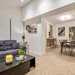 Luxury Cozy 2 Bed House Hot Tub Family Friendly Business Traveler Family Of 4 - 6 With Parking Close To Birmingham City Centre , M6 , Aston Univerity , Great Barr Birmingham