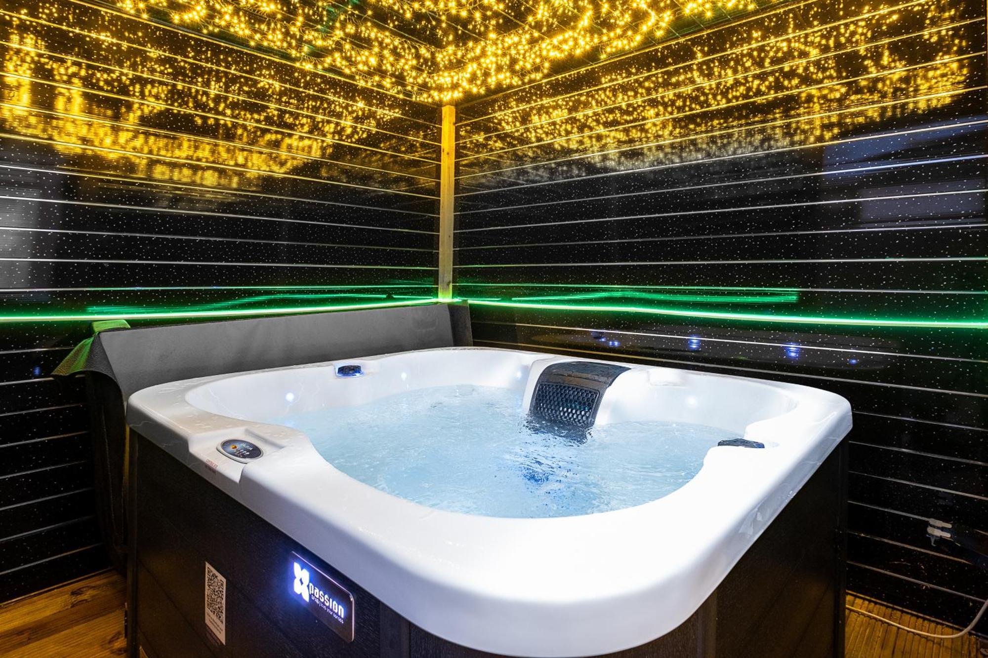 Luxury Cozy 2 Bed House Hot Tub Family Friendly Business Traveler Family Of 4 - 6 With Parking Close To Centre , M6 , Aston Univerity , Great Barr Holiday home *