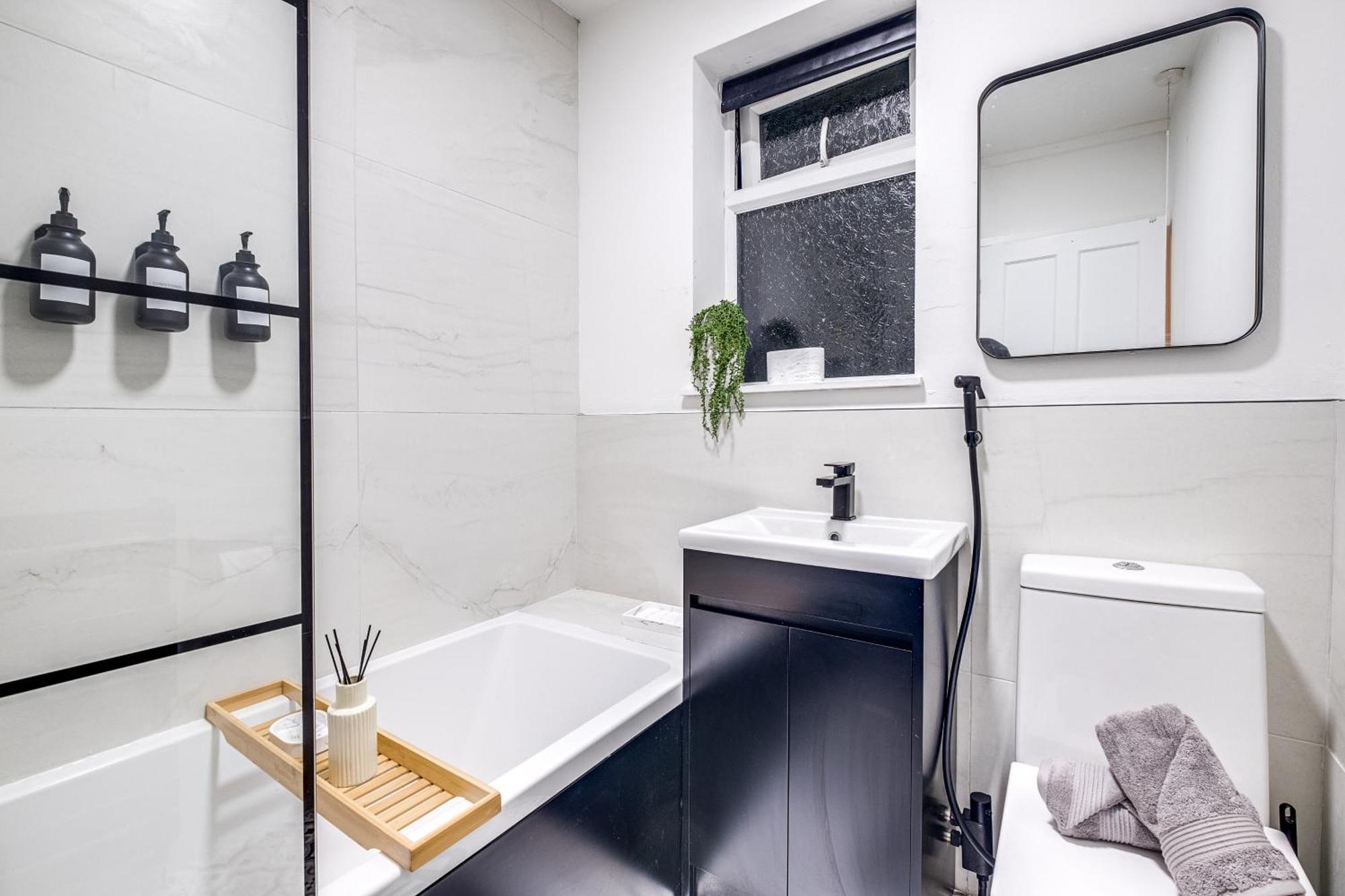 Luxury Cozy 2 Bed House Hot Tub Family Friendly Business Traveler Family Of 4 - 6 With Parking Close To Centre , M6 , Aston Univerity , Great Barr Holiday home Birmingham