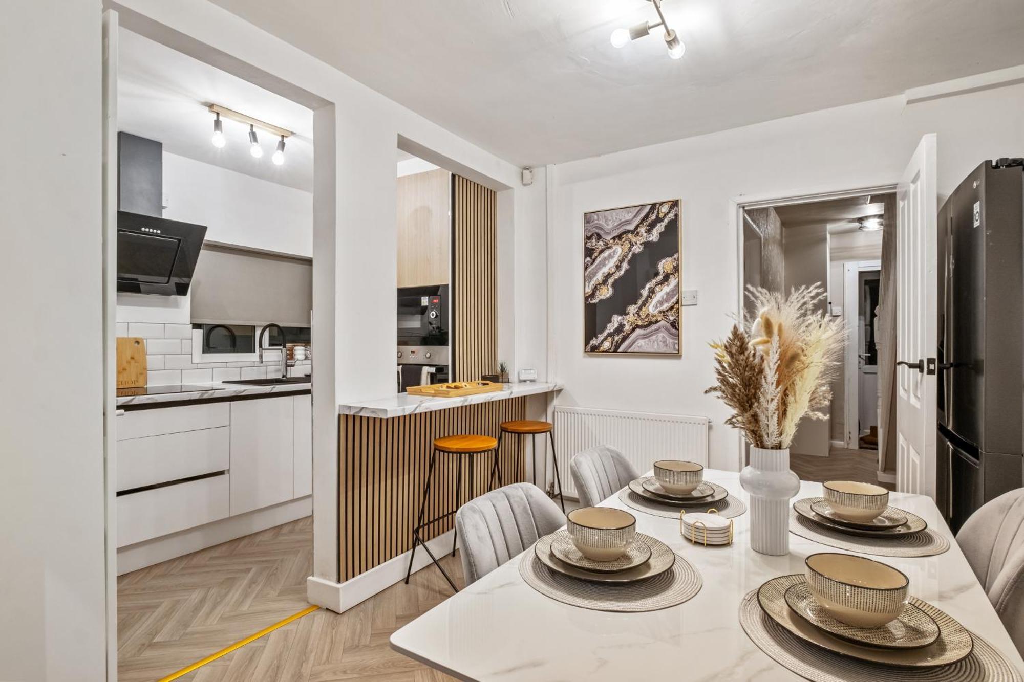 Luxury Cozy 2 Bed House Hot Tub Family Friendly Business Traveler Family Of 4 - 6 With Parking Close To Centre , M6 , Aston Univerity , Great Barr *
