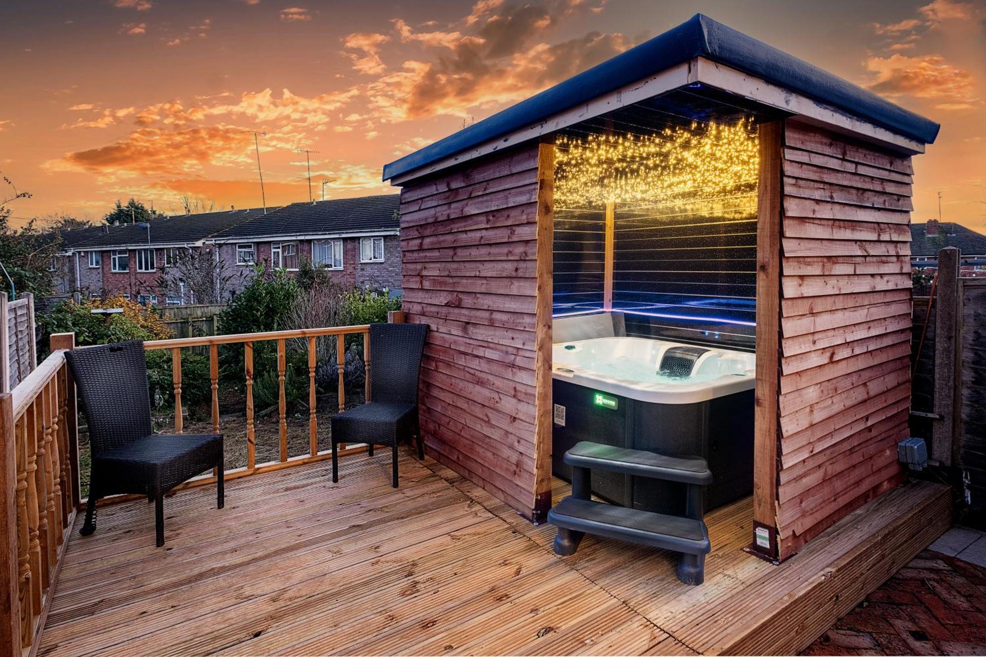 Luxury Cozy 2 Bed House Hot Tub Family Friendly Business Traveler Family Of 4 - 6 With Parking Close To Centre , M6 , Aston Univerity , Great Barr *