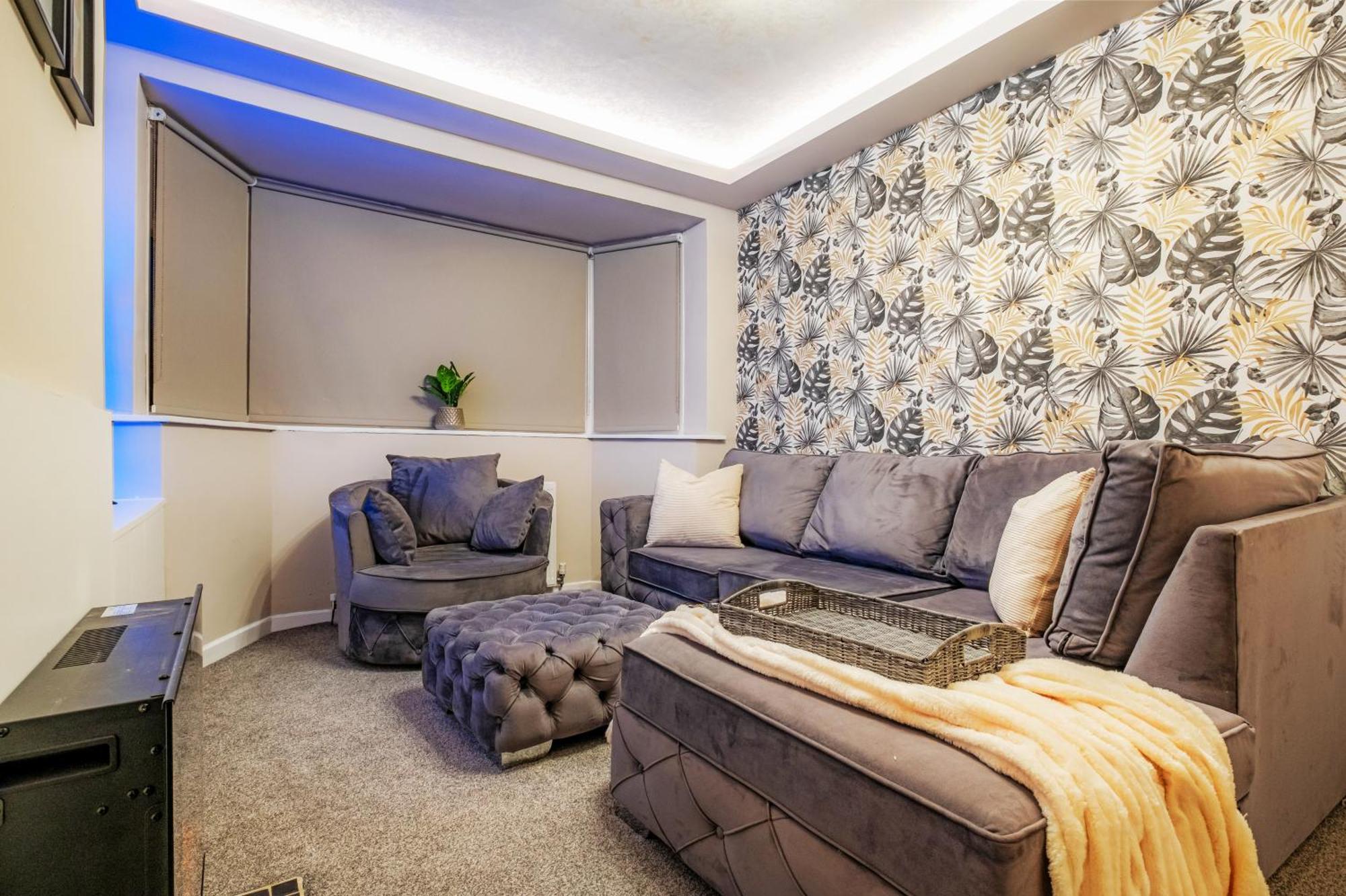 Holiday home Luxury Cozy 2 Bed House Hot Tub Family Friendly Business Traveler Family Of 4 - 6 With Parking Close To Centre , M6 , Aston Univerity , Great Barr *