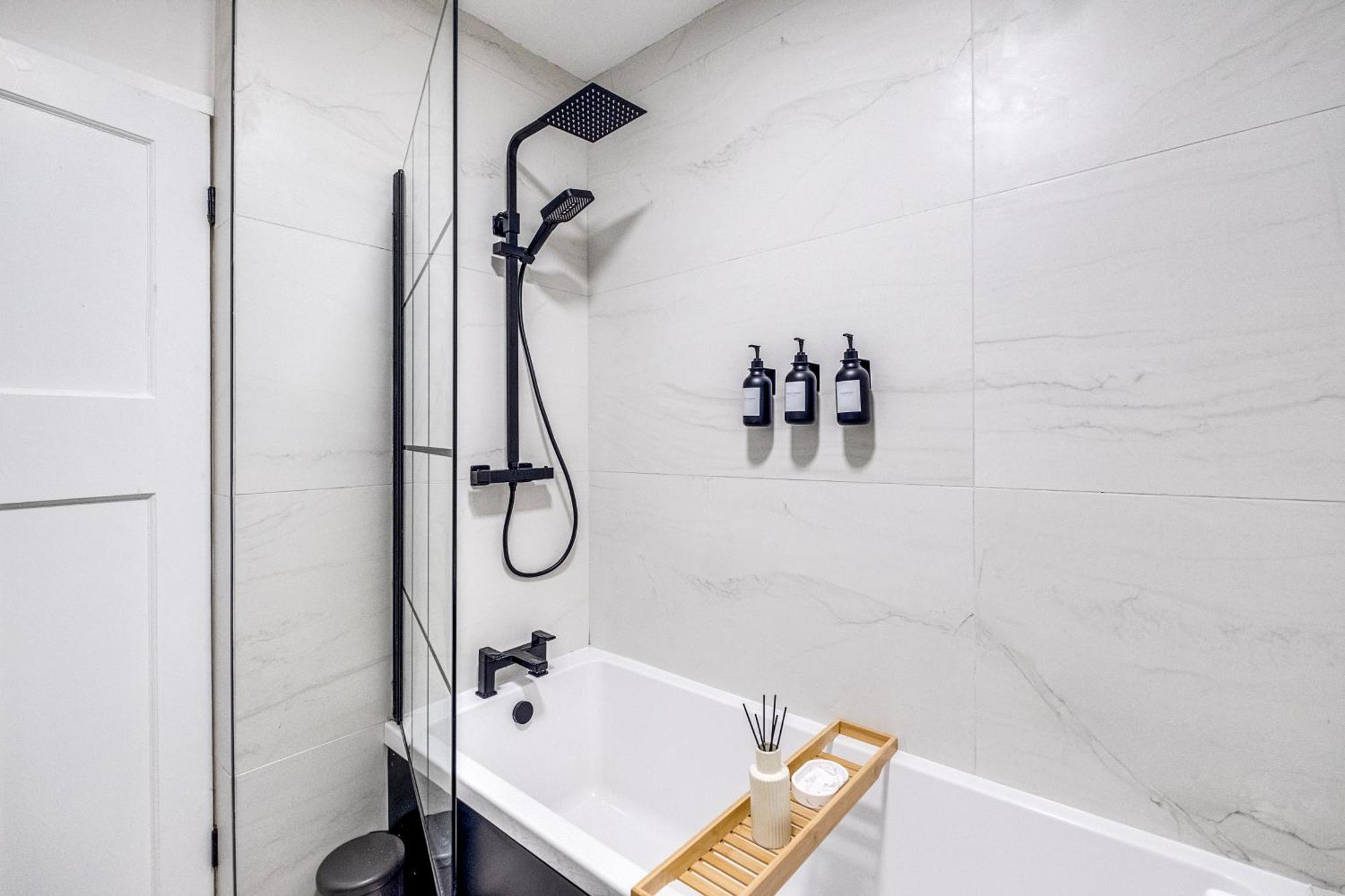 Luxury Cozy 2 Bed House Hot Tub Family Friendly Business Traveler Family Of 4 - 6 With Parking Close To Centre , M6 , Aston Univerity , Great Barr *