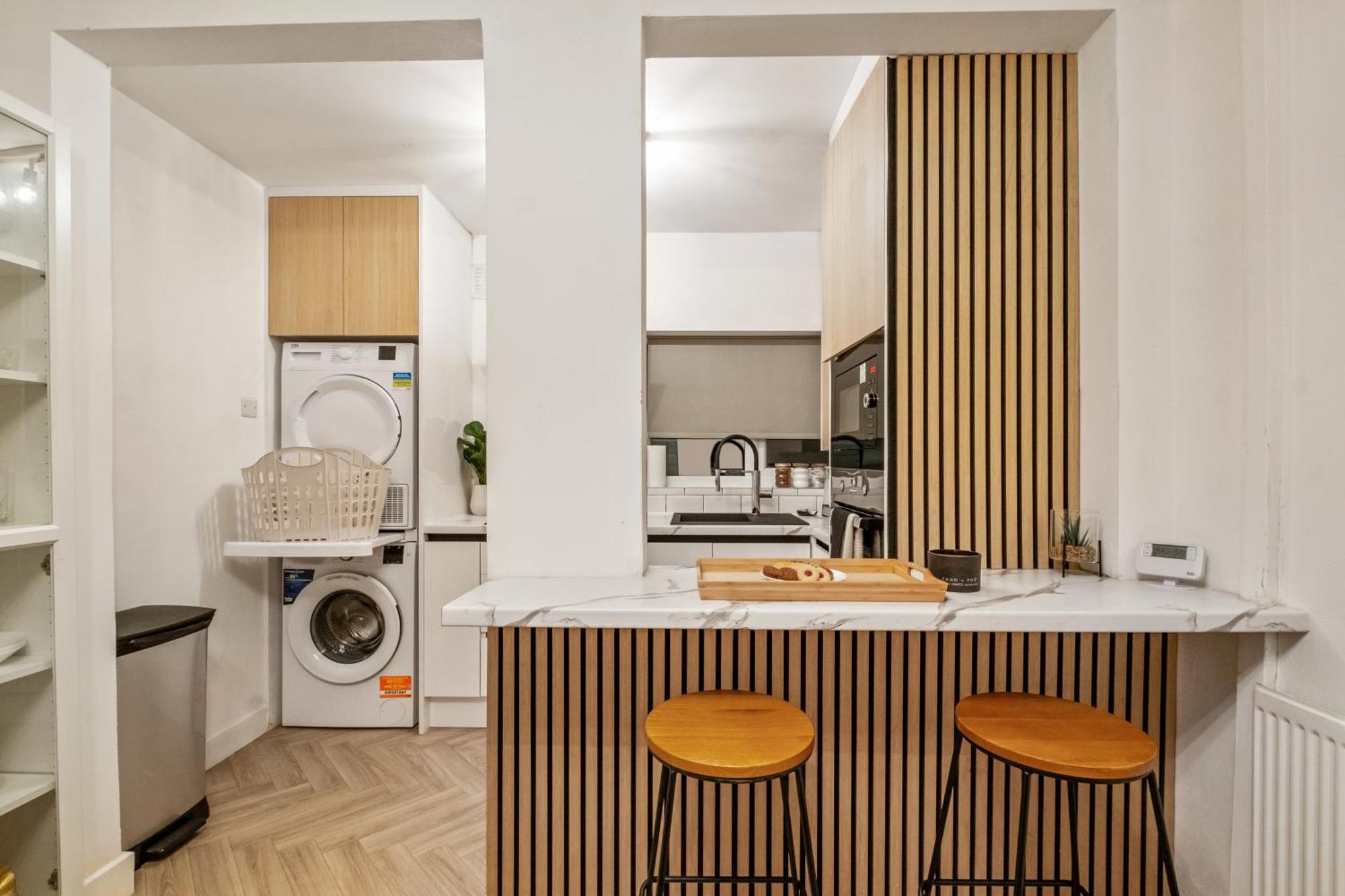 Luxury Cozy 2 Bed House Hot Tub Family Friendly Business Traveler Family Of 4 - 6 With Parking Close To Centre , M6 , Aston Univerity , Great Barr * Birmingham