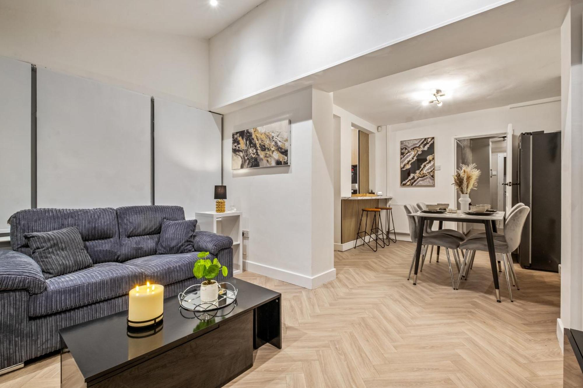 Luxury Cozy 2 Bed House Hot Tub Family Friendly Business Traveler Family Of 4 - 6 With Parking Close To Centre , M6 , Aston Univerity , Great Barr Holiday home *