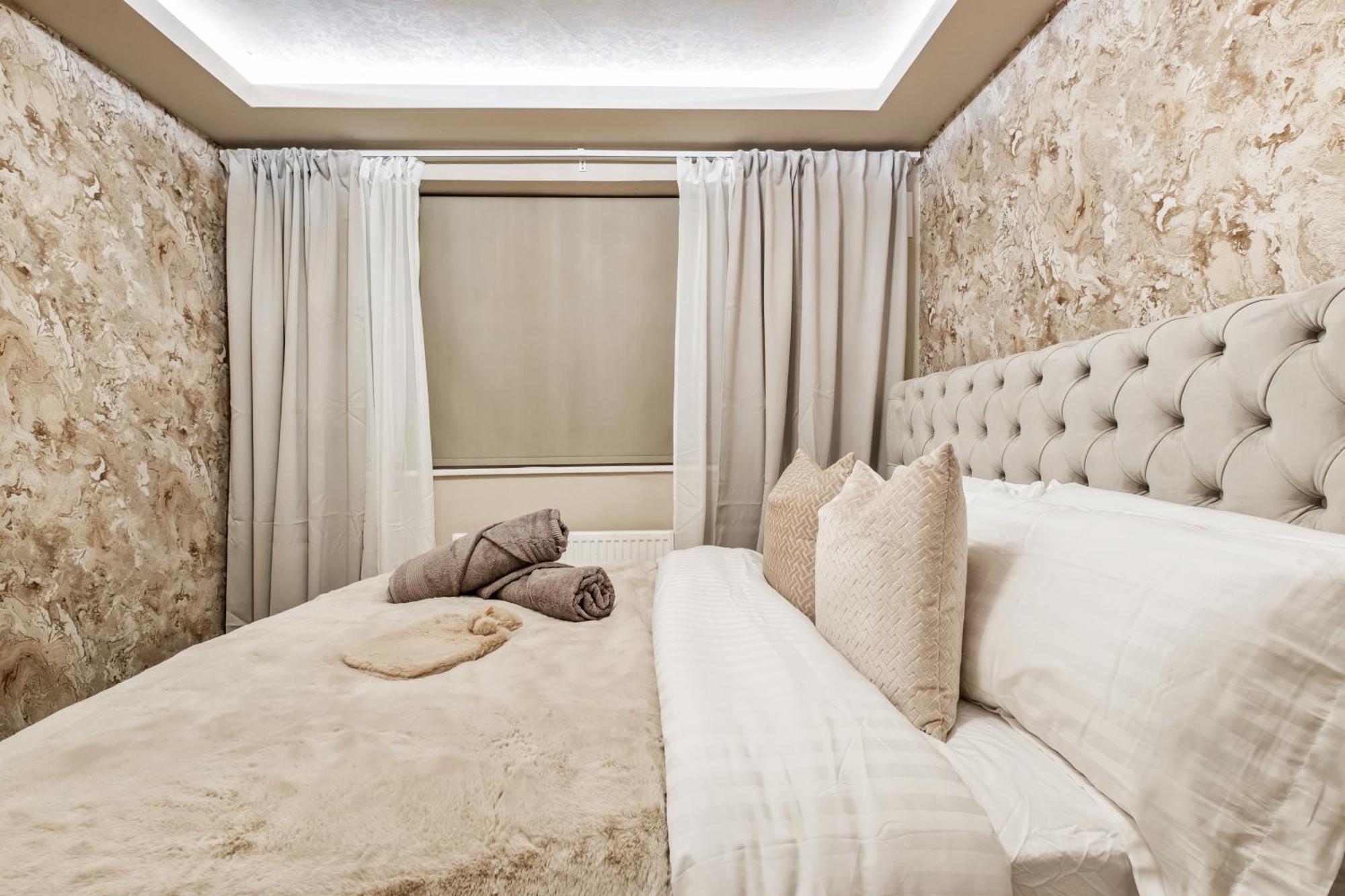 Luxury Cozy 2 Bed House Hot Tub Family Friendly Business Traveler Family Of 4 - 6 With Parking Close To Centre , M6 , Aston Univerity , Great Barr Birmingham