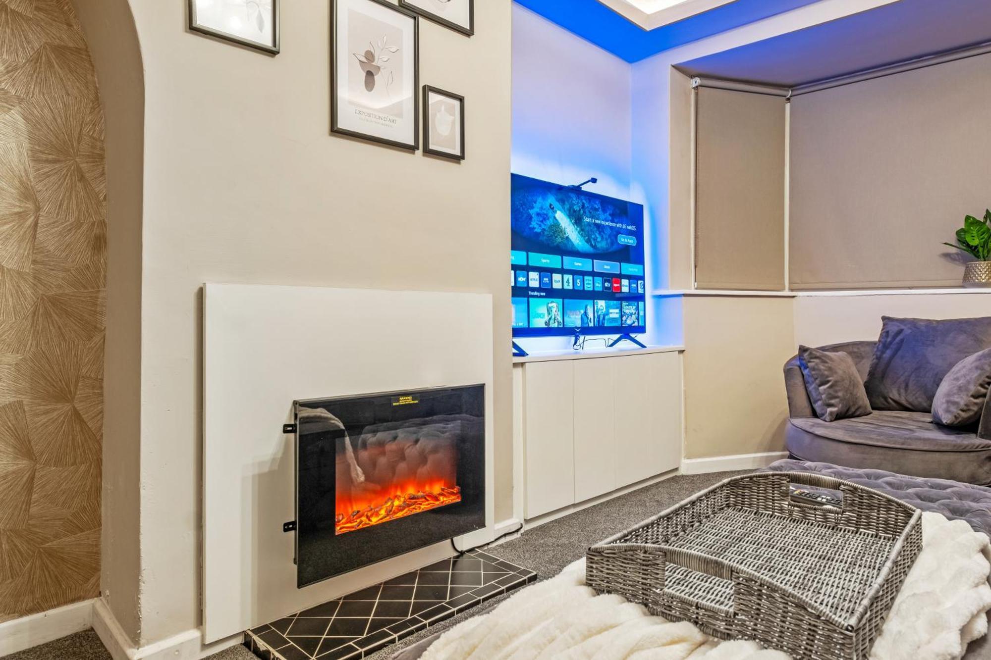 Luxury Cozy 2 Bed House Hot Tub Family Friendly Business Traveler Family Of 4 - 6 With Parking Close To Centre , M6 , Aston Univerity , Great Barr Holiday home