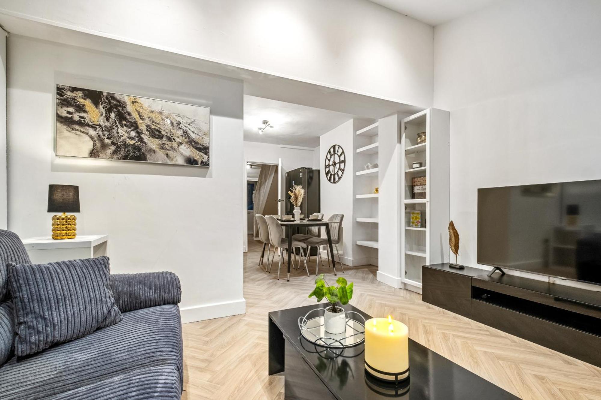 Luxury Cozy 2 Bed House Hot Tub Family Friendly Business Traveler Family Of 4 - 6 With Parking Close To Centre , M6 , Aston Univerity , Great Barr Holiday home Birmingham